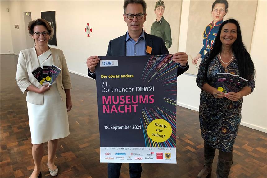 Die Initiatoren der 21. DEW21-Museumsnacht präsentieren das Plakat zur diesjährigen abgeänderten Veranstaltung. Trotz Corona-Pandemie wurde das Angebot aufgestockt - und angepasst.
