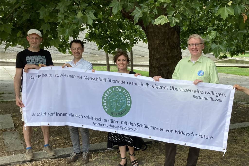 Guerilla-Baumpflanzaktion „gegen Klimakrise und Schlamperei der Stadt“ Die Initiatoren der „For-Future-Gruppen" in Berlin im Invalidenpark (v.l.): Frank Abschlag (Parents for Future), Ivan Villanueva (Schools for Future), Danielle Schulte am Hülse (Teachers for Future) und der Akademische Direktor am Museum für Naturkunde; Bernd Hagedorn (Scientists for Future), der am Dorstener St. Ursula-Gymnasium sein Abitur gemacht hat.