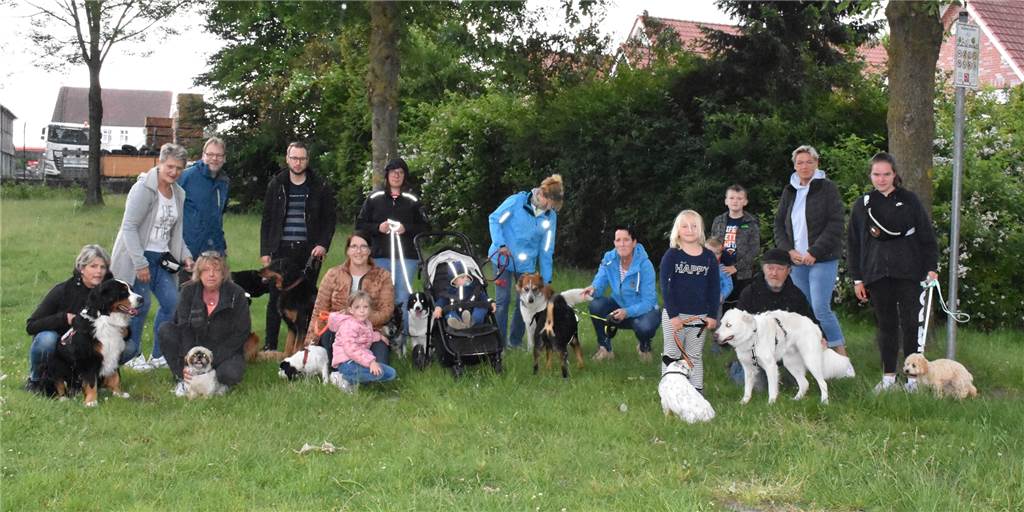Die Initiatoren der Freilauffläche für Hunde in Legden um Britta Pöpping (6.v.li.), Annette Langenhorst (6.v.re.) und Nadine Terhörst (2.v.re.). 