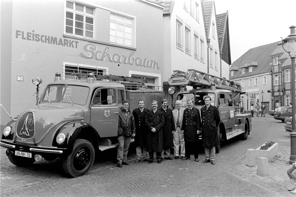 Die Initiatoren des Museums zusammen mit dem Lüner Bürgermeister Hans Werner Harzer mit zwei ehemaligen Lüner Einsatzfahrzeugen am Roggenmarkt.