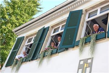 Die Mit-Initiatoren des neuen Blumenschmucks am Alten Rathaus am Markt (v.r.): Dr. Josef Ulfkotte (Vorsitzender Trägerverein), Pfarrer Dr. Stephan Rüdiger und Christiane Reichel (Kirchengemeinde St. Agatha) und Tobias Hellerberg (Geschäftsführer Florawelt).