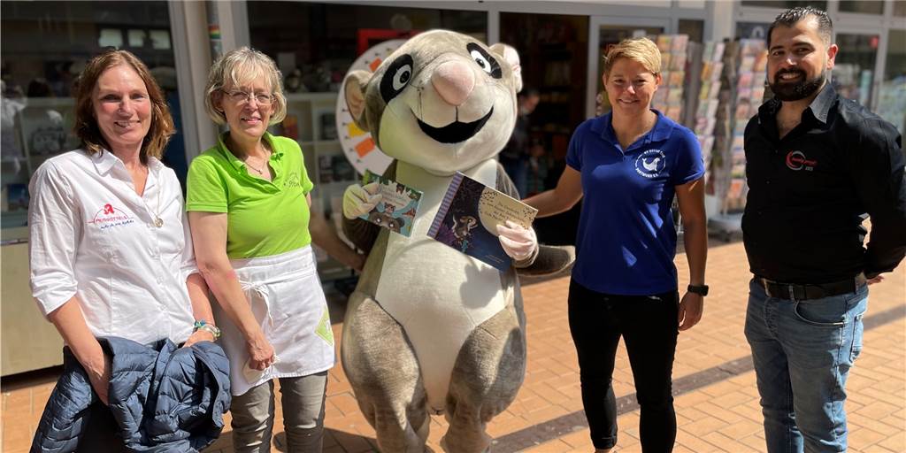 Sommerfest mitten in Scharnhorst: Die Normalität kehrt zurück Die Initiatoren des Sommerfests im EKS Scharnhorst: Gisela Ausbüttel von Ausbüttels Apotheke (v.l.n.r.), Rita Feldkamp von der Bäckerei Stöve, im Siebenschläfer-Kostüm Gabriele Marx von der Scharnhorster Bücherstube, Christiane Bartel vom SV Derne und Farzan Jamso vom Handypool EKS. Sie alle sind Mitglieder des Gewerbevereins.