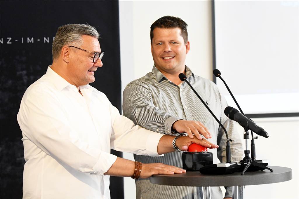 Schalke-Torwart Fährmann zeigt Flagge gegen Hass und Hetze im Internet Die Initiatoren geben das Startzeichen für die Kampagne: Christian Lenner (r.) und Karsten Andreas (l.) aus Oer-Erkenschwick.
