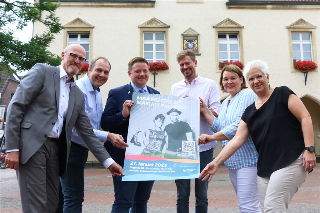 Max Mutzke und Marialy Pacheco kommen nach Haltern am See Die Initiatoren präsentieren das Plakat zum Konzert von Max Mutzke und Marialy Pacheco am. Von links: Olaf Büchter (Vorstandsmitglied der Stadtsparkasse), Veranstaltungsmanager Christian Koop, Bürgermeister Andreas Stegemann, Bernd Bröker (Leiter der Stadtagentur), Christine Erfkämper (Vorstandsvorsitzende der Kunstkulturstiftung) und Bärbel Oeing-Hanhoff (Vorstandsmitglied der Kunstkulturstiftung).
