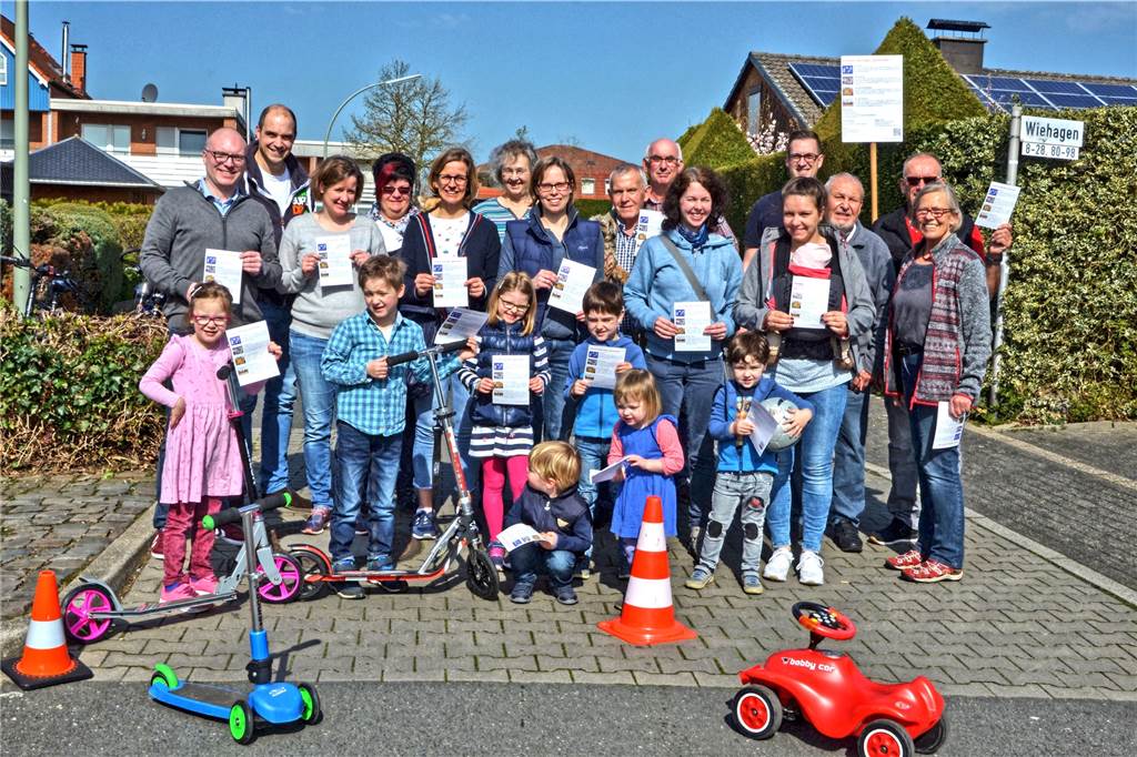 Piktogramme sinnvoll, Hindernisse schwierig: Politik diskutiert mit Initiative Spielstraße Die Initiatoren Spielstraße machen sich für das Recht der Kinder auf ein sicheres und freies Bewegen in verkehrsberuhigten Straßen stark.