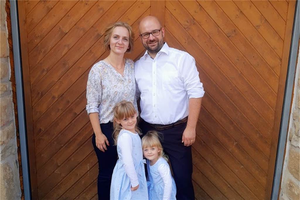 Ein Licht im Dunkeln: So leuchtet Selm trotz Corona am St.-Martinstag Die Initiatorin der „Laternen-Fenster"-Aktion Jennifer Brenzinger mit Ehemann Matthias Brenzinger und den beiden Töchtern.