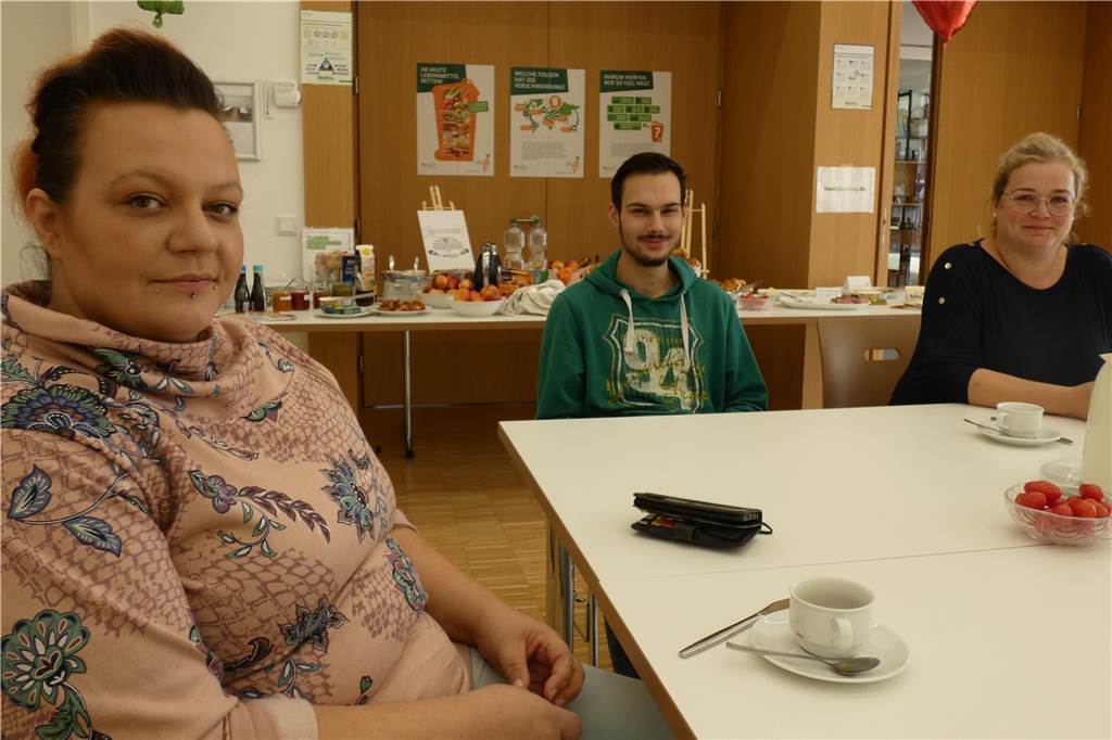 Fair teilen statt entsorgen: Aktionstag von Foodsharing Stadtlohn Die Initiatorin Jana Melzer (l.) informierte gemeinsam mit weiteren „food-savern“ die Besucher im Otgerus Haus über das foodsharing.