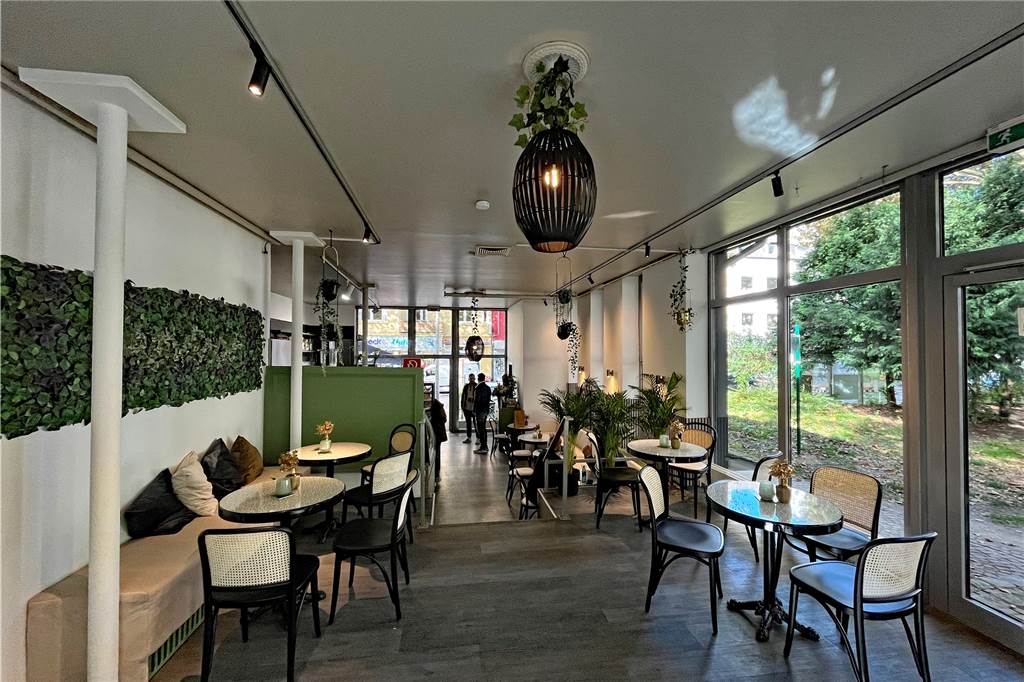 Adnan Yilmaz (30) eröffnet neues Bistro im grünen Herzen des Kreuzviertels Die Inneneinrichtung des neuen Bistros ist hell und freundlich. Yilmaz hat versucht, den Park in die Räume "reinzuholen".
