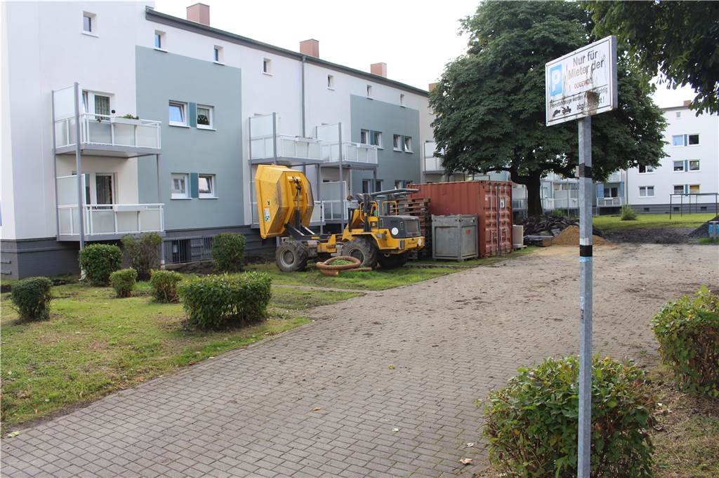 Dogewo blockiert Mieter-Parkplätze und Ordnungsamt verteilt Knöllchen Die Innenhöfe der Häuser werden saniert und Baufirmen stellen ihre Fahrzeuge ab. Da kann gerade kein Mieter parken.