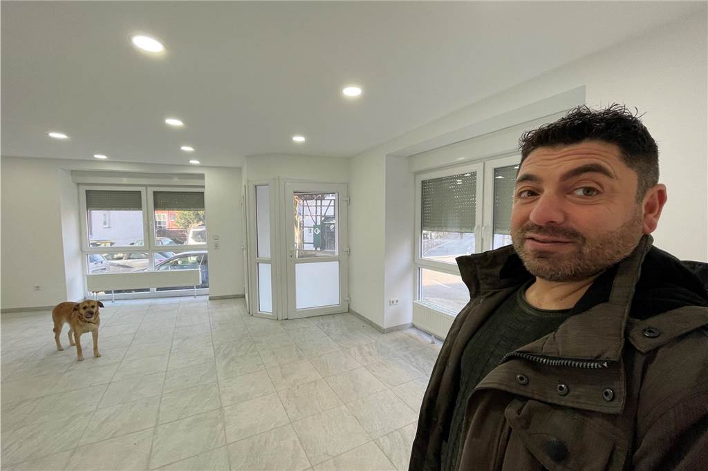 Mieter für rundum renoviertes Ladenlokal in der Westermannstraße gesucht Zeki Payir, Kfz-Sachverständiger und Eigentümer des Hauses in der Westermannstraße 34 in Lütgendortmund, im renovierten Ladenlokal.