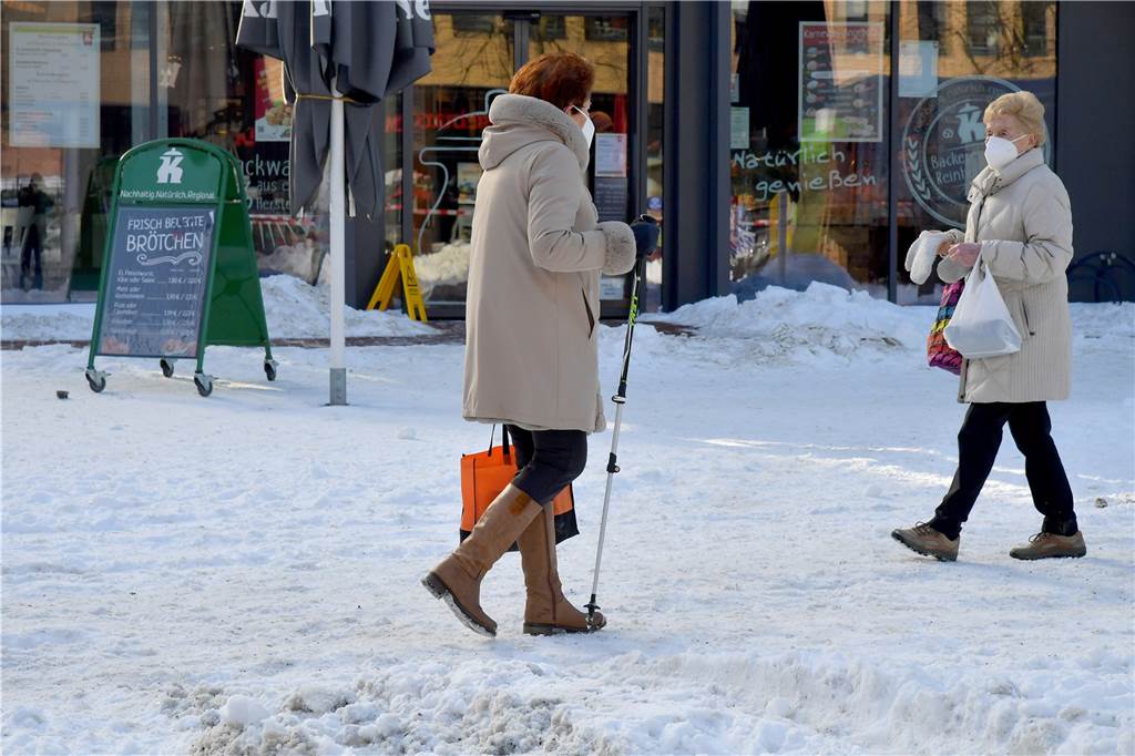 Winterdienst ändert Strategie: Eistanz auf Lüner Hauptstraßen soll enden Die Innenstadt präsentierte sich nach dem Wintereinbruch unterschiedlich: Der Marktplatz ist für den Wochenmarkt geräumt, auf anderen Straße liegt noch eine dicke Schnee- und Eisdecke.