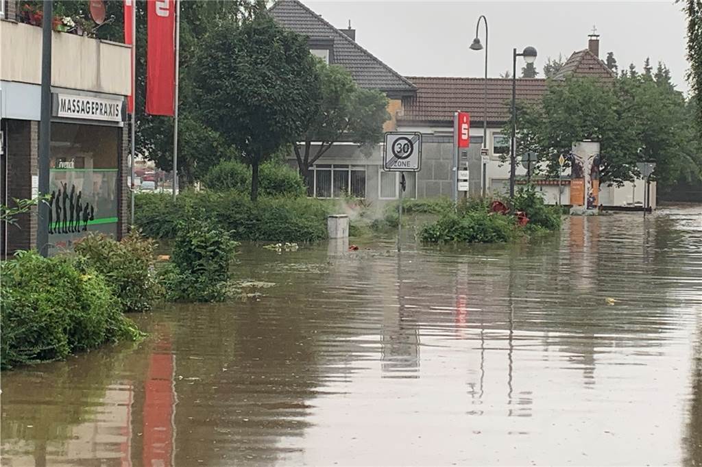 Fast 24 Stunden im Einsatz: Nordkirchener Feuerwehr in Unwettergebiet Die Innenstadt von Eschweiler bei Aachen stand am Donnerstag noch komplett unter Wasser.