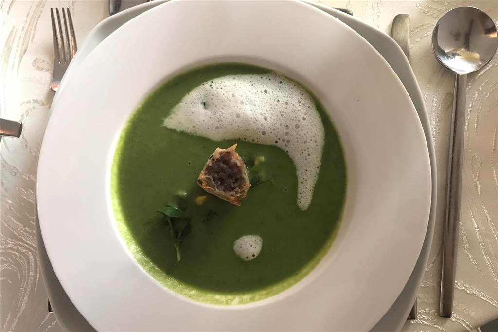 Im Schlossrestaurant Nordkirchen gibt es Kunst, Köstlichkeiten und kleine Korrekturen Die Insel ist besonders köstlich: Bärlauchsuppe.