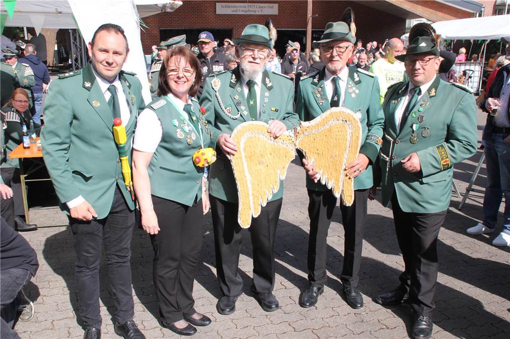 Freude beim neuen König von Lünen-Süd: „Ich bin überglücklich“ Die Insignienträger leisteten die Vorarbeit für den neuen König.