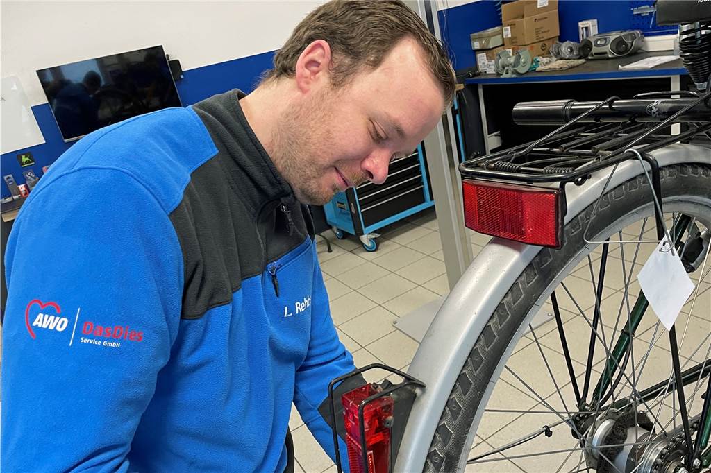 Trotz Wetter-Kapriolen: Jetzt das Fahrrad frühlingsfit machen Die Inspektion fängt mit der Überprüfung der Reifen - Luftdruck und Zustand des Mantels - an.