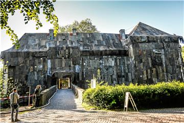 Die Installation „Coal Market“ am Schloss Strünkede in Herne ist Pflichtprogramm für die Freunde moderner Kunst. Eine ganz ähnliche Arbeit war ein großer Hit der documenta in Kassel. Foto: Schaper