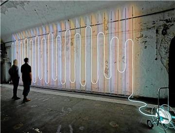 Die Installation von Daniel Hausig konstruiert Lichtstimmungen in Städten nach.