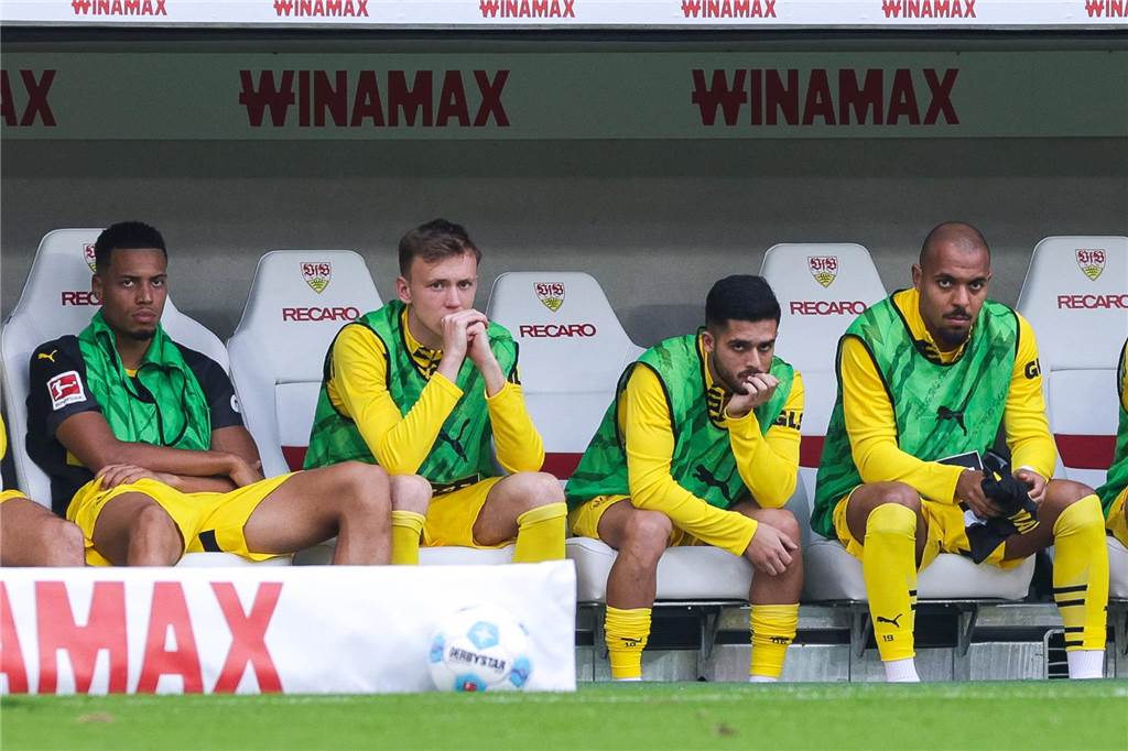 BVB-Experimente, Taktik und Personal: Diese Sahin-Pläne sind noch nicht aufgegangen Maximilian Beier und Yan Couto sitzen auf der Reservebank.