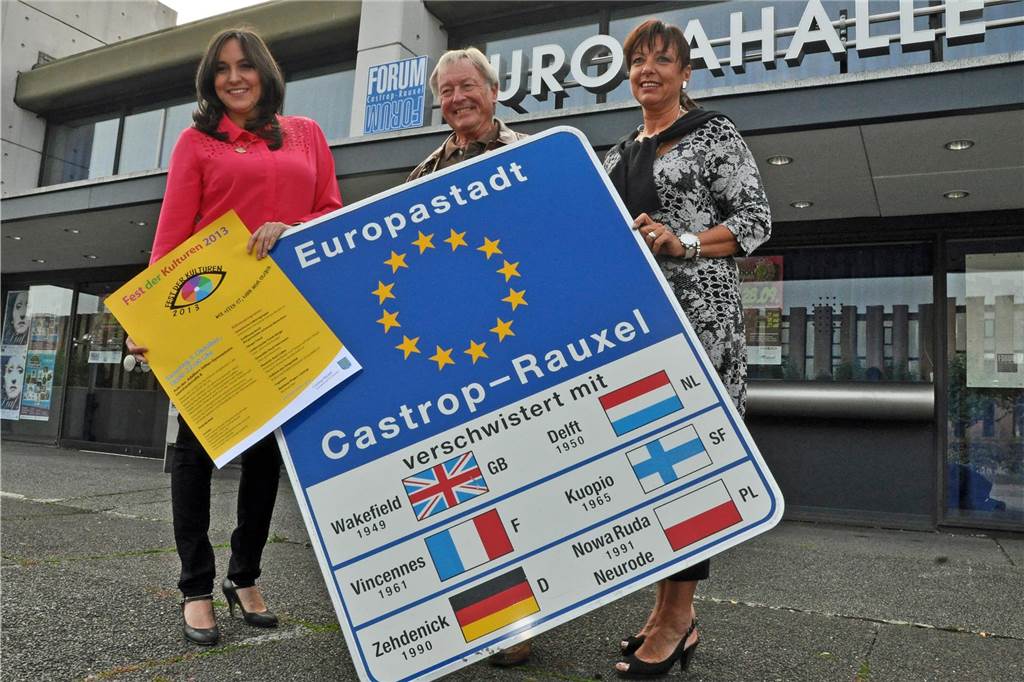 Castrop-Rauxel bekommt Europa-Kunstwerk: Fünf Varianten zur Auswahl Die Integrationsbeauftragte Ayla Dalkilinc (l.), Städtepartnerschaftsbeauftragte Edith Delord (r.) und der damalige Bürgermeister Johannes Beisenherz waren federführend bei den Feiern zu 50 Jahre Europastadt. 2013 gab es eine Festwoche.