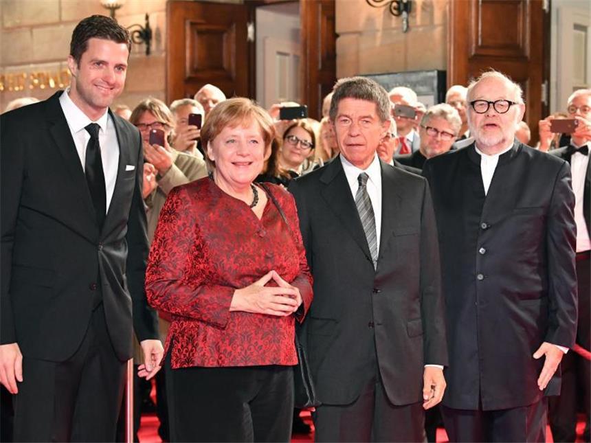 Neustart in Blattgold: Berliner Staatsoper wiedereröffnet Die Intendanten Matthias Schulz (l) und Jürgen Flimm (r) begrüßen Bundeskanzlerin Angela Merkel und ihren Mann Joachim Sauer. Foto: Bernd von Jutrczenka