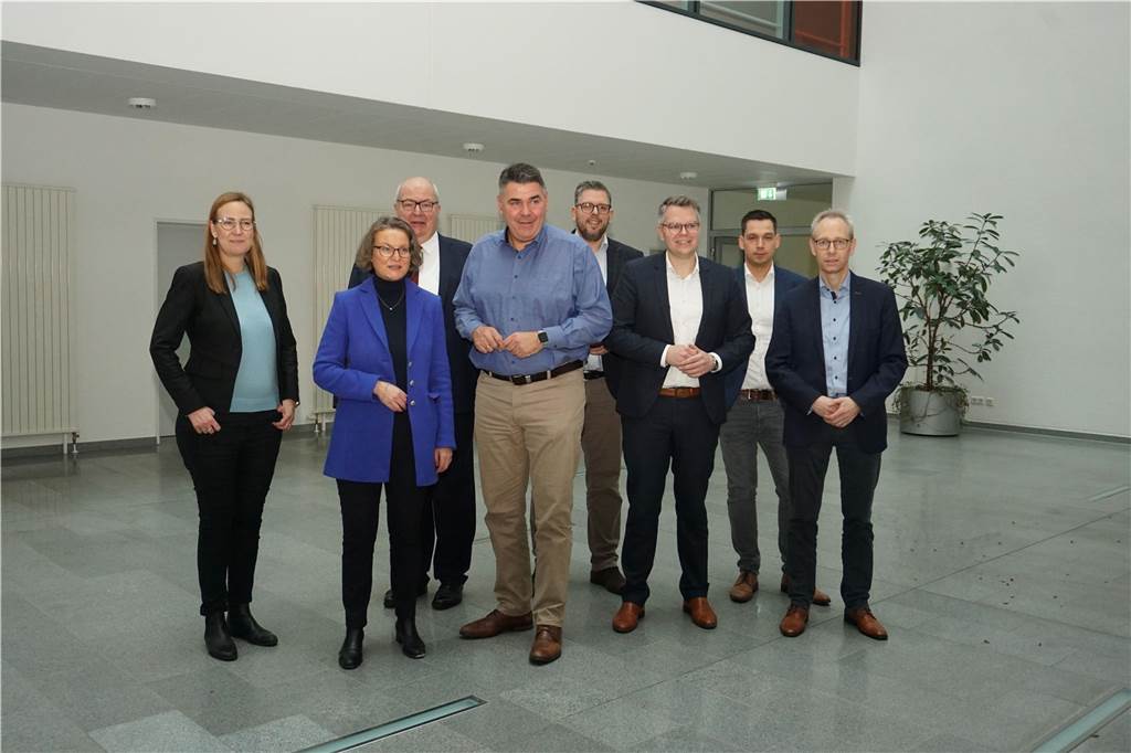 Nach scharfer Kritik an Sparwillen: Städte und Kreis plötzlich beste Freunde Vertreter von Kommunen, Kreis und Land NRW auf einem Foto (v.l.) vereint: Silvia Gosewinkel, MdL, Ministerin Ina Scharrenbach, Thomas Hunsteger-Petermann, Leiter der Stabsstelle Kompetenzzentrum für interkommunale Zusammenarbeit, Landrat Mario Löhr, Niklas Luhmann, Kämmerer der Stadt Schwerte, Kreisdirektor Mike-Sebastian Janke, Tristan Richter vom Büro Smart City Schwerte, sowie Guido Ponto, Leiter der Digitalisierung Kreis Unna.