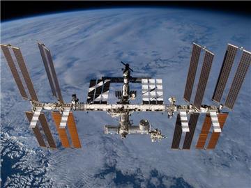 Die Internationale Raumstation ISS wird von einem unbemannten Transporter unter anderem mit Nahrungsmitteln und Treibstoff versorgt. Foto: NASA