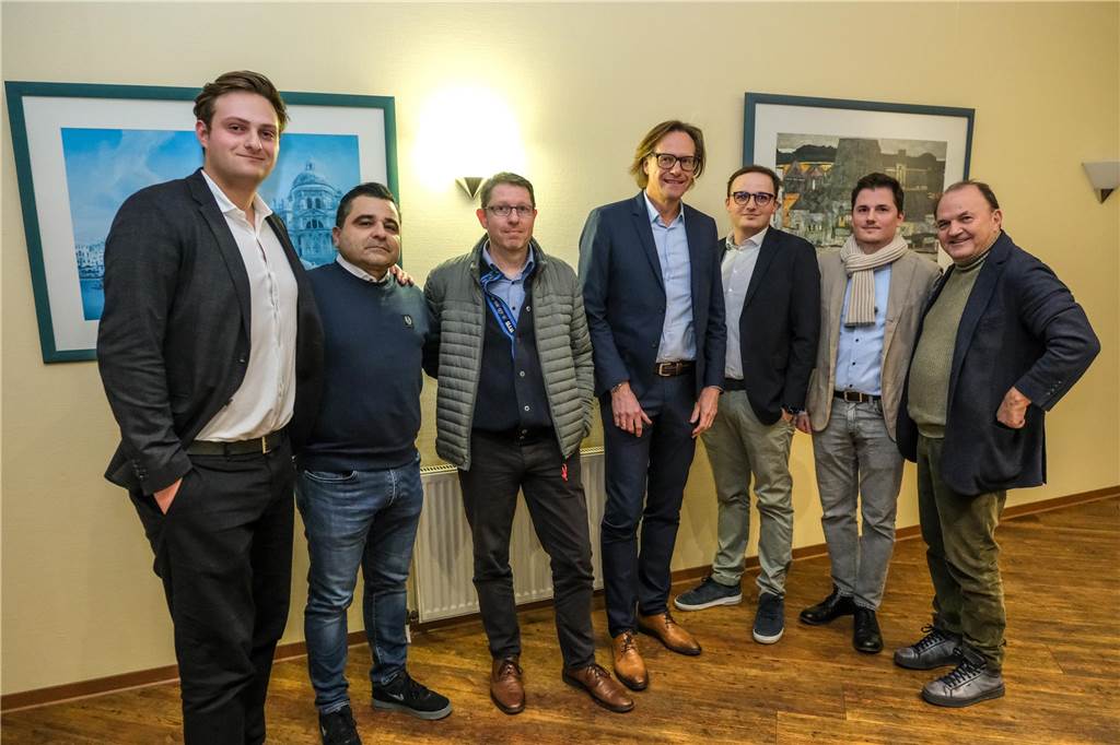 „Wohnen am Festspielhaus“: Mit-Investoren zeigen erstmals Gesicht Die Investoren von „Wohnen am Festspielhaus": v.r. Konstantinos Boulbos, seine Söhne Stefan und Alexander, Rainer Steinke, Klaus Frankhof (sein Rechtsanwaltskollege Ralph Potthoff-Kowol fehlt auf dem Foto), Claudio Gabriele und Robin Steinke.