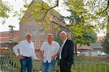 Die Investoren Winfried Tenbrink und Tobias Groten freuen sich mit Bürgermeister Helmut Könning auf den wegweisenden Hotelneubau an der Berkel.