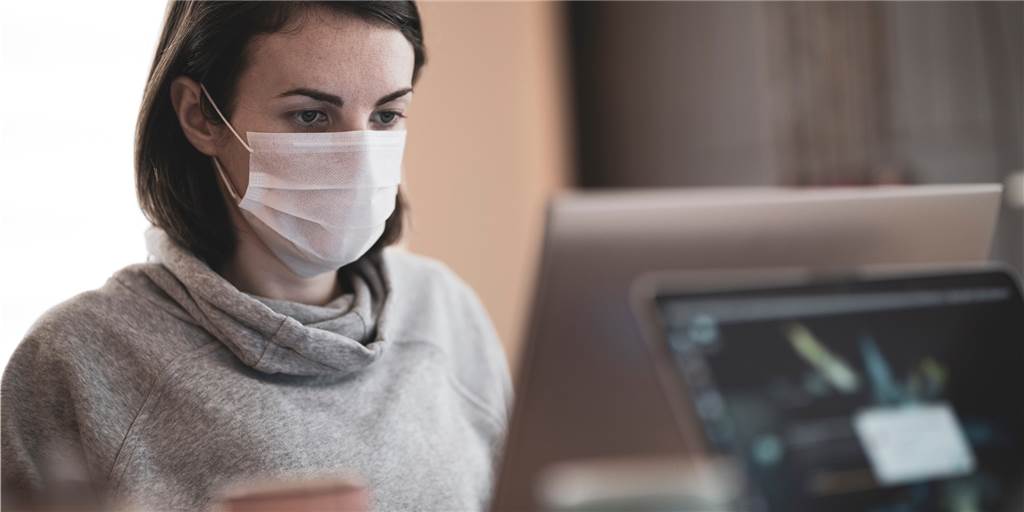 Corona-Wochenrückblick Werne: Drei Todesfälle und eine deutlich höhere Inzidenz Eine Frau mit Maske arbeitet an einem Computer