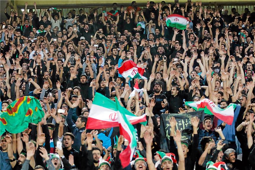 Die Iran-Fans hoffen auf die versprochene „dezente Garderobe“ von Moderatorin Maria Komandnaja.