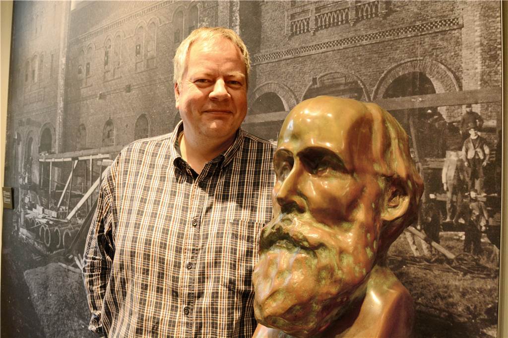Wie Thomas Mulvany, ein Trendsetter des 19. Jahrhunderts, Castrop-Rauxel prägte Die irischen Ursprünge in Castrop-Rauxel kennt Olaf Schmidt-Rutsch, hier an der Büste von William Thomas Mulvany im Industriemuseum Zeche Zollern.