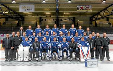 Die Iserlohn Roosters 2017/18: Sitzend v.li.: Torwart Mathias Lange, Jari Pasanen (Cheftrainer), Travis Turnbull (Assistenzkapitän), Jason Jaspers (Kapitän), Blaine Down (Assistenzkapitän), Jamie Bartman (Assistenztrainer), Torhüter Sebastian Dahm. Mittlere Reihe v.li.: Charles Henri Kirchhoff (Mannschaftsleiter), Dr. Helfried Waleczek (Mannschaftsarzt), Dr. Jochen Veit (Mannschaftsarzt), Jonas Neffin (dritter Torhüter), Marko Friedrich, Marcel Kahle, Dieter Orendorz, Sasa Martinovic, Kevin Schmidt, Denis Shvyrin, Alexander Bonsaksen, Jack Combs, Günther Kapfer (Chefbetreuer), Boris Blank, Sven Kruse (Chef-Physiotherapeut), Rafael Jurissek (Physiotherapeut). Obere Reihe v.li.: Thorsten Weber (Betreuer), Christopher Fischer, Johan Larsson, Chris Brown, Justin Florek, Johannes Salmonsson, Jake Weidner, Chad Bassen und André Grillo (Betreuer). Es fehlen Chad Costello und Marc Fleischer.