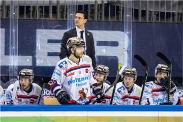 Die Iserlohn Roosters, hier mit Co-Trainer Brad Tapper hinter der Bande, nahmen einen Punkt auf Wolfsburg mit.