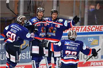 Die Iserlohn Roosters, hier mit (v.li.) Philip Riefers, Alex Grenier, Casey Bailey und Joe Whitney, stehen in der Playoff-Runde der deutschen Eishockey-Liga.