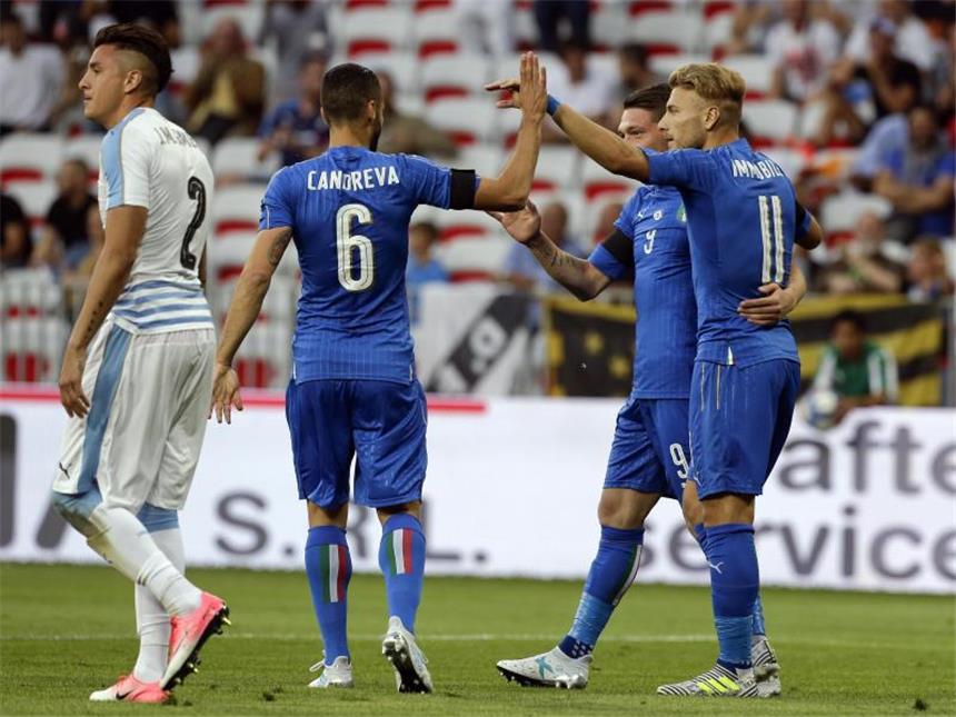 Italien gewinnt Testspiel gegen Uruguay 3:0 Die Italiener (r) feiern das 1:0 gegen Uruguay. Foto: Claude Paris