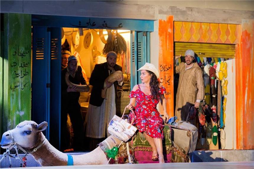 „L'Italiana in Algeri“: Einwanderungspolitik leicht gemacht Die italienische Starsopranistin und Intendantin der Pfingstfestspiele Cecilia Bartoli stellt in der Oper „L'italiana in Algeri“ die Isabella dar. Foto: Monika Rittershaus/Salzburger Festspiele