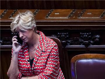 Die italienische Verteidigungsministerin Pinotti telefoniert während einer Abstimmung des italienischen Parlaments für den Militäreinsatz vor der libyschen Küste. Foto: Angelo Carconi