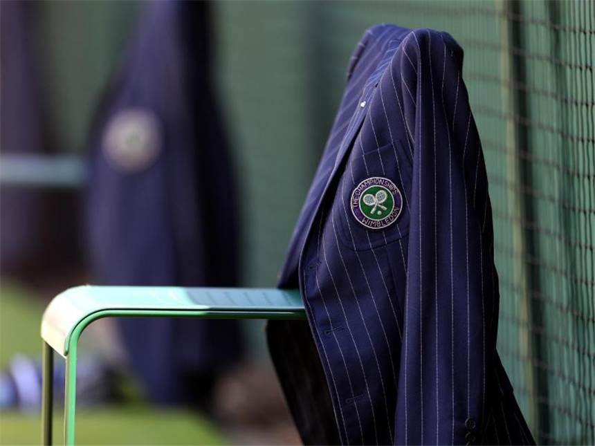 Das bringt der Tag in Wimbledon Die Jacke eines Linienrichters hängt im The All England Lawn Tennis and Croquet Club über einer Stuhllehne. Foto: Steven Paston