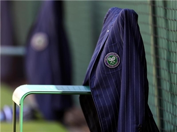 Die Jacke eines Linienrichters hängt im The All England Lawn Tennis and Croquet Club über einer Stuhllehne. Foto: Steven Paston