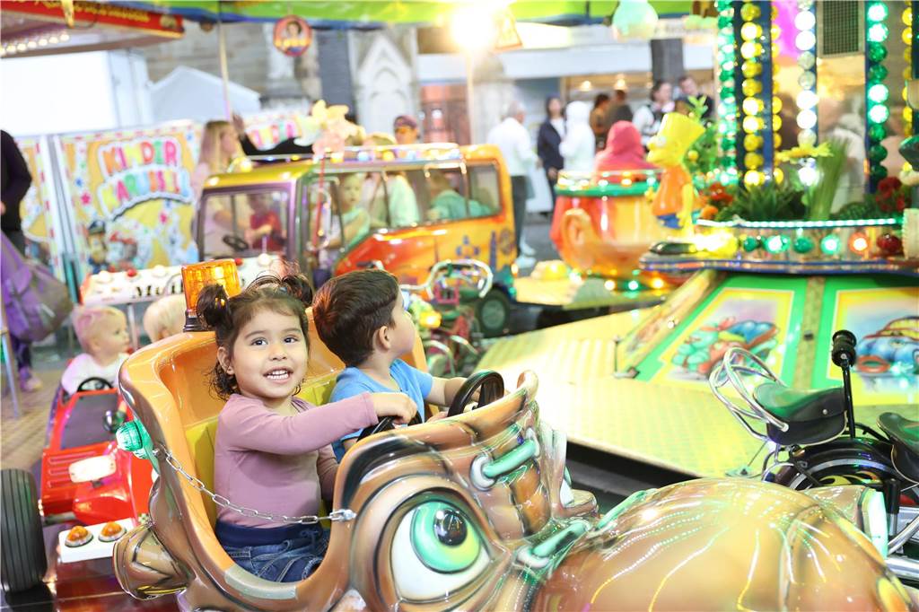 Diese Events stehen 2024 in Ascheberg an Kinder sitzen im Karussell auf der Jacobi-Kirmes in Ascheberg