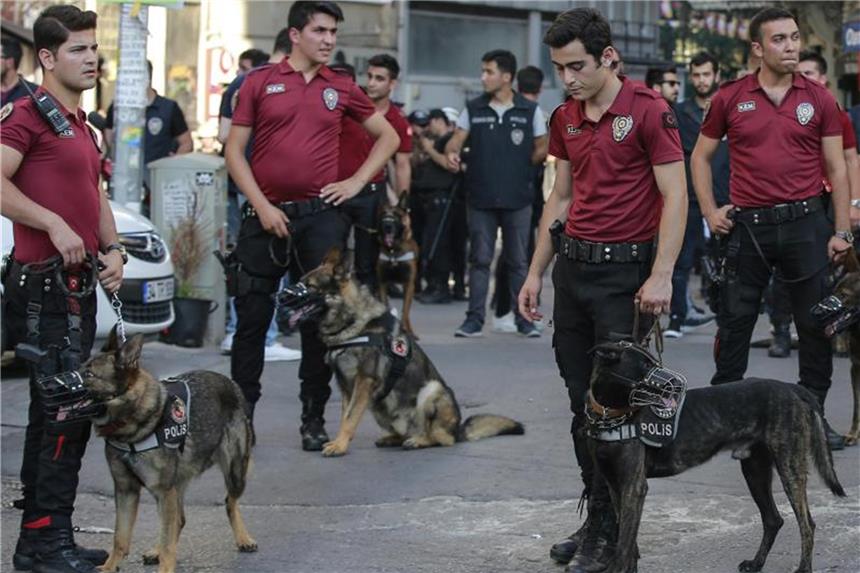 Polizei verhindert Gay-Pride-Parade in Istanbul Die jährliche Demonstration für die Gleichberechtigung von Lesben, Schwulen, Bisexuellen, Transgender und Intersexuellen (LGBTI) wurde zum vierten Mal in Folge untersagt. Foto: Emrah Gurel/AP