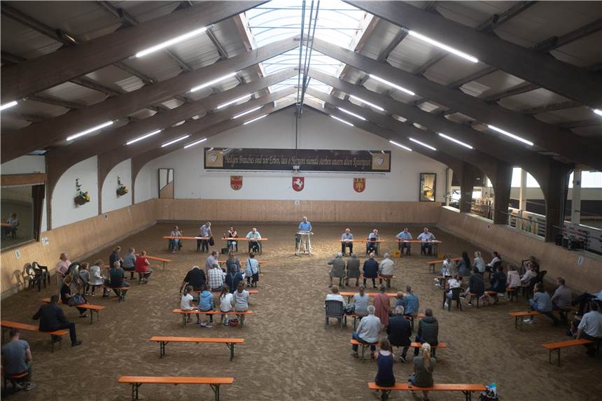 Novum in der Geschichte des RV Lützow Die Jahreshauptversammlung organisierte der Reitverein in diesem Jahr in der Reithalle. Hier lassen sich die Abstände halten.