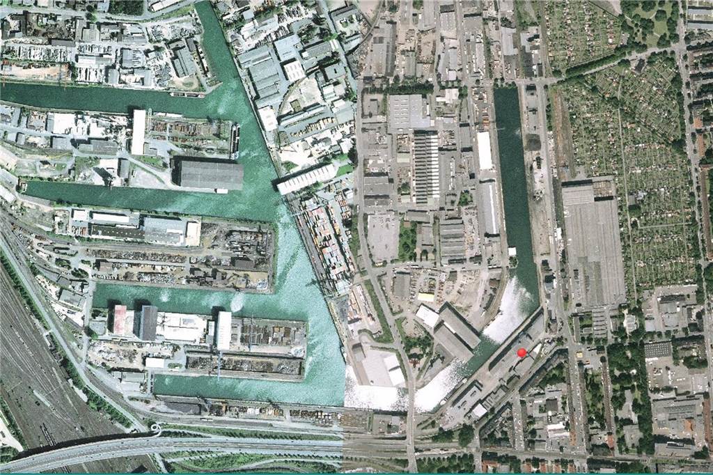Die Jahrtausendwende hielt für den Hafen in Dortmund eine große Herausforderung bereit. Dieses Foto entstand zwischen 1998 und 2003. Am 30. April 2001 endete nach 160 Jahren die Stahlproduktion in Hörde. Das bedeutete, dass keine Tonne Eisenerz mehr transportiert werden musste. Die letzte Zeche der Stadt, Minister Stein, hatte schon 1987 Schicht im Schacht. Der Hafen der Montanindustrie musste sich neu erfinden. Und genau das tat er auch. 