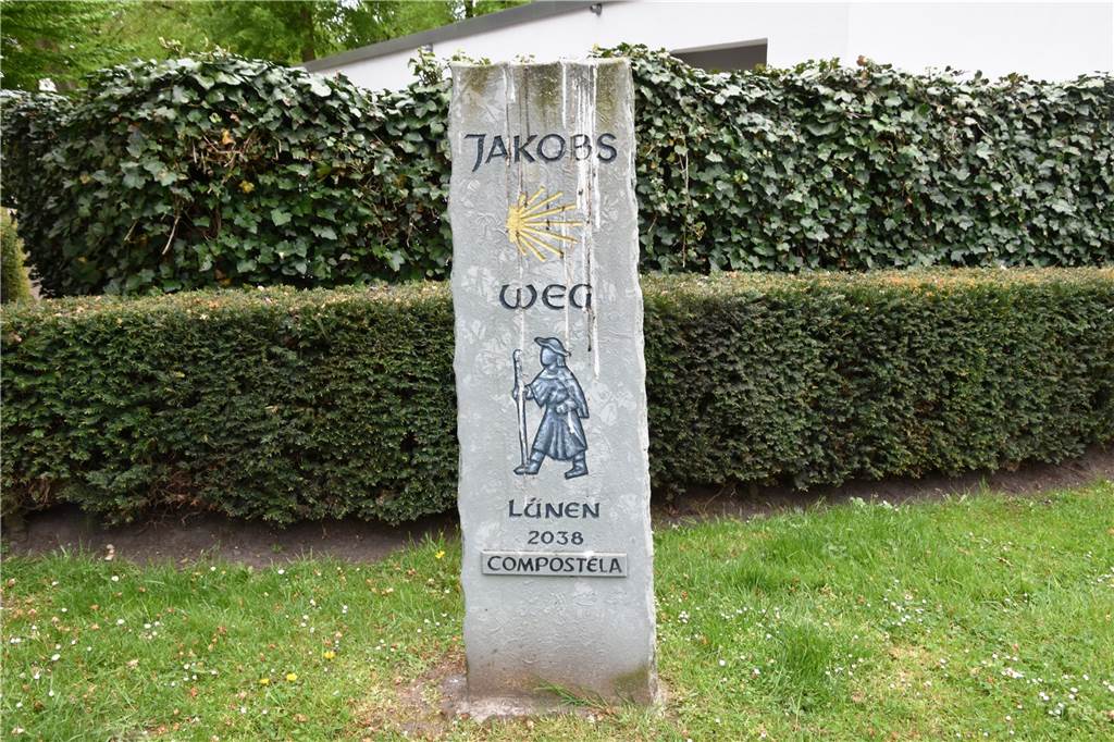 Auf dem Weg der Jakobspilger- eine Wanderung von Lünen nach Dortmund Die Jakobsstele in unmittelbarer Nähe der Herz-Jesu-Kirche sagt, dass noch 2038 Kilometer bis Santiago zu bewältigen sind.