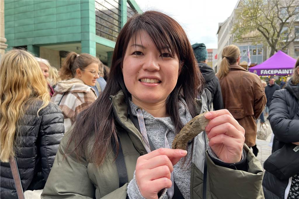 Dortmunder warten Stunden, um sich ein Stück Stadtgeschichte zu sichern Die Japanerin Yuki Endo wird sich einen Stein der Dortmunder Stadtmauer mit nach Japan nehmen.