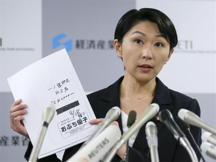 Skandale erschüttern Japans Regierung: Rücktritte Die japanische Industrie- und Handelsministerin Yuko Obuchi gibt während einer Pressekonferenz in Tokio ihren Rücktritt bekannt. Foto: Kimimasa Mayama