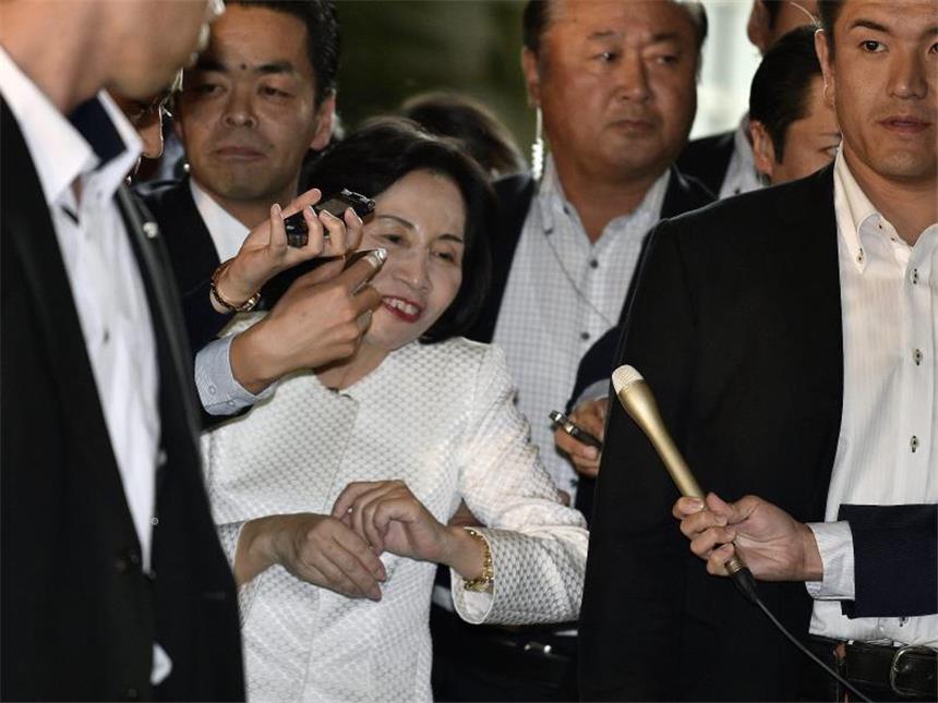 Skandale erschüttern Japans Regierung: Rücktritte Die japanische Justizministerin Midori Matsushima geht. Foto: Franck Robichon