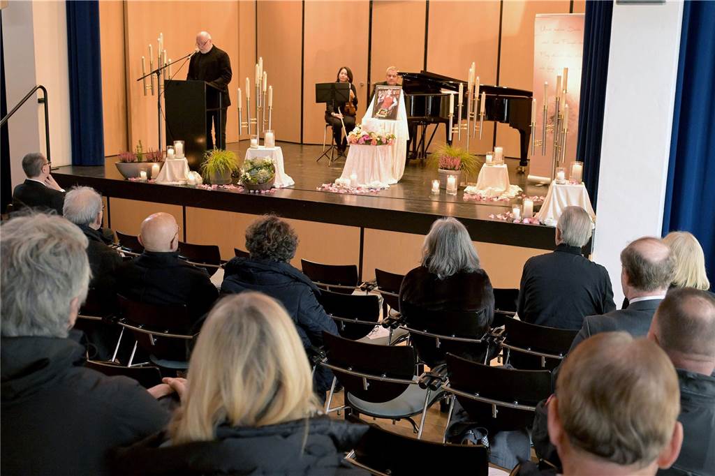 Abschied von Lore Boas: Sie war eine besondere Persönlichkeit Redner und Trauergäste im Theater Schloss Cappenberg