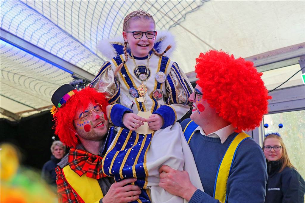 Narren übernehmen trotz Sturm die Macht in Stadtlohn Die Jecken ließen Schülerprinzessin Nelia hochleben.