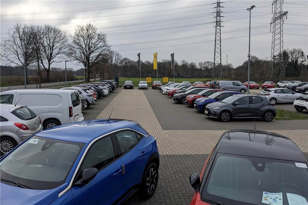 Bürokratie-Panne: Autohaus Borgmann muss auf neue Stellplätze warten Parkplatz Borgmann